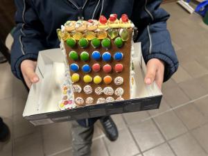 Kinder basteln Lebkuchenhäuser